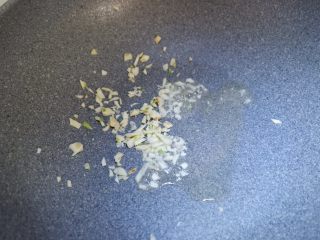 18、卡通大白饭团便当盒,锅内热油炒香蒜末