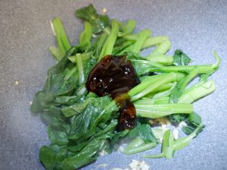 19、卡通大白饭团便当盒,倒入菜心，加入一大勺蚝油