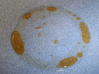 25、卡通大白饭团便当盒,锅中热油放入冰糖炒出糖色