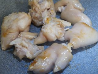 26、卡通大白饭团便当盒,酱猪蹄加入翻炒至上色