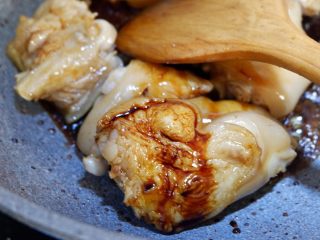 27、卡通大白饭团便当盒,加入两勺生抽，一勺老抽炒匀