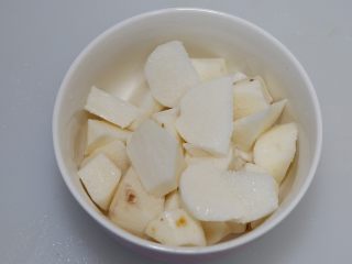 30、卡通大白饭团便当盒,山药去皮切成小块放入蒸锅蒸至软烂