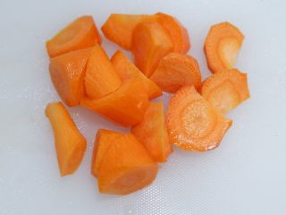 31、卡通大白饭团便当盒,胡萝卜切成小块