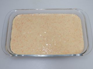 34、卡通大白饭团便当盒,容器抹少许油，将山药糊倒入