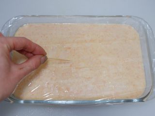 35、卡通大白饭团便当盒,盖上保鲜膜用牙签扎几个眼