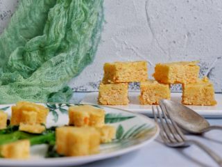 37、卡通大白饭团便当盒,取出放凉后切块即可