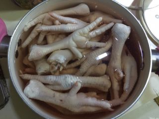 1、爽口凤爪,凤爪泡去血水
