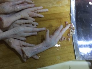 2、爽口凤爪,然后修甲