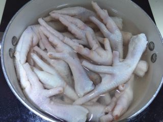 3、爽口凤爪,再将凤爪放入锅里倒入葱姜料酒和清水