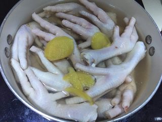 4、爽口凤爪,加入姜片煮开后转小火煮15分钟