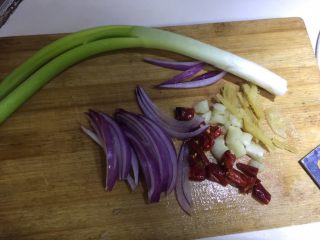 5、爽口凤爪,将洋葱切丝、干红辣椒切小块、干葱头拍碎、姜切丝