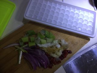 6、爽口凤爪,京葱切成小块、葱切段