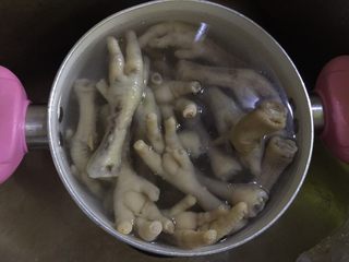 7、爽口凤爪,然后将煮好的凤爪放入准备好的冰水里泡凉