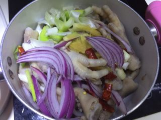 8、爽口凤爪,倒去冰水,放入调味菜