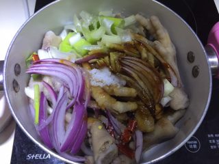 9、爽口凤爪,加入盐、白砂糖、芝麻香油、生抽、白醋