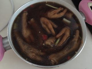 12、爽口凤爪,然后加入冰水浸没凤爪拌均后放入冰箱冷藏24小时即可享用