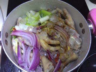 10、爽口凤爪,加入冰块