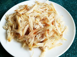 1、麻辣鸡丝,将鸡胸肉凉水放入锅里，水开后撇去浮沫，然后加入料酒、葱、姜煮十五分钟关火，稍微在锅里闷上六七分钟后，捞出鸡胸肉晾凉。（我提前煮的这一步没有拍照）然后用手撕成细丝。