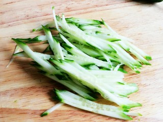 3、麻辣鸡丝,黄瓜切丝。