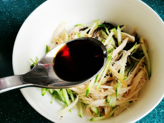 6、麻辣鸡丝,加入一勺生抽。