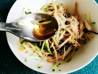 9、麻辣鸡丝,半勺香油。