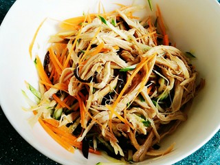 10、麻辣鸡丝,用筷子拌一下。刚才忘放胡萝卜丝了????