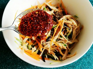 12、麻辣鸡丝,两勺油辣子。不喜欢吃辣的可以少放。