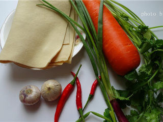 1、凉拌豆腐丝,材料准备 。