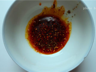 4、凉拌豆腐丝,用一小碗舀入辣椒油一勺，花椒油少许，将小米辣，葱花，蒜泥放在一起。