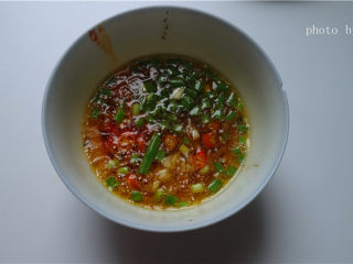 6、凉拌豆腐丝,将烧好的油，倒入葱蒜碗里，混合均匀。放入适量生抽，味精，细砂糖，醋翻拌均匀。