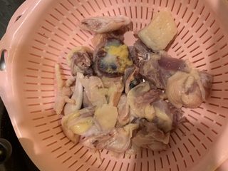 2、栗子红枣枸杞鸡汤,鸡洗干净，沥干水