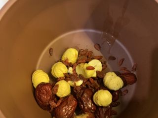 3、栗子红枣枸杞鸡汤,把栗子枸杞红枣放进锅里