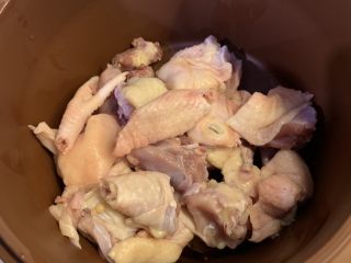 4、栗子红枣枸杞鸡汤,把鸡放进去锅里