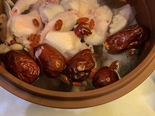 5、栗子红枣枸杞鸡汤,加上适量的水