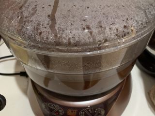 6、栗子红枣枸杞鸡汤,放入炖盅里，按炖汤，煮好就可以吃了