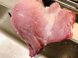 1、三眼荷包蛋叉烧饭,把猪肉洗干净，沥干水