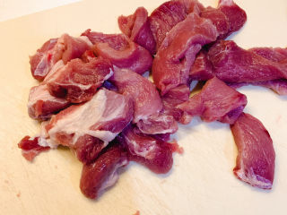 2、三眼荷包蛋叉烧饭,再猪肉切片