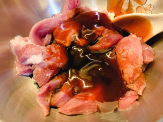 3、三眼荷包蛋叉烧饭,放入1勺料酒，1勺生抽，3勺叉烧酱