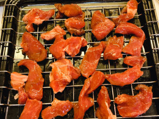 5、三眼荷包蛋叉烧饭,烤箱预热230度，把腌制好的猪肉放在架子上铺平，腌制猪肉的汁留着备用