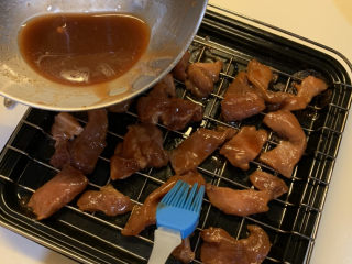 7、三眼荷包蛋叉烧饭,中途拿出来翻一面，把每块猪肉再涂一遍，放进去继续烤