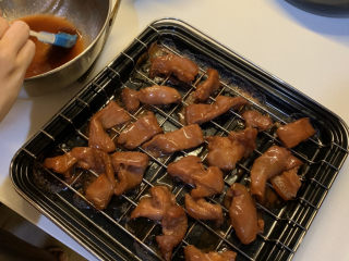 8、三眼荷包蛋叉烧饭,最后一次再拿出来翻一面，涂上一次腌制的汁，再放入烤箱，烤至熟后可以拿出来