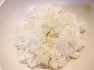 11、三眼荷包蛋叉烧饭,把煮好的米饭装出碗里