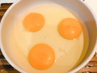 9、三眼荷包蛋叉烧饭,准备好3颗鸡蛋，敲入碗中