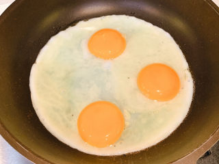 10、三眼荷包蛋叉烧饭,冷锅热油，倒入鸡蛋，中小火慢煎到熟出锅，煎单面就可以了