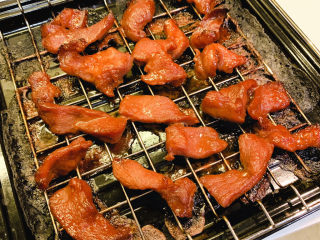 12、三眼荷包蛋叉烧饭,把烤好的叉烧拿出来