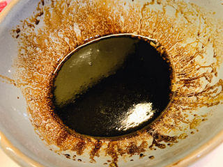 13、三眼荷包蛋叉烧饭,调好淋在鸡蛋和叉烧饭上面的酱汁：用少许油把花椒给炸一下，看自己想要多少酱汁就加多少老抽，然后加入蚝油和一点盐，不停的搅拌。酱汁就制作成了。