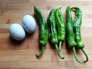 1、青椒拌皮蛋,准备食材：皮蛋两个，青椒五个