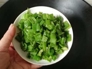 6、青椒拌皮蛋,煸炒至青椒碎变软断生后盛起