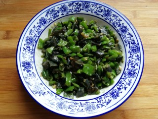 11、青椒拌皮蛋,然后把皮蛋和青椒拌均匀即可