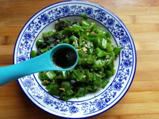 10、青椒拌皮蛋,再依次调入适量盐，生抽，醋，香油